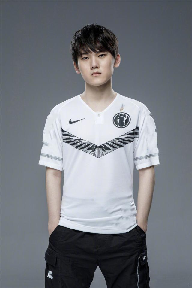 LGD Gaming 正式发布了玩家祝福视频：蛇年已经到来， Dragon 和 Phoenix 是吉祥的。